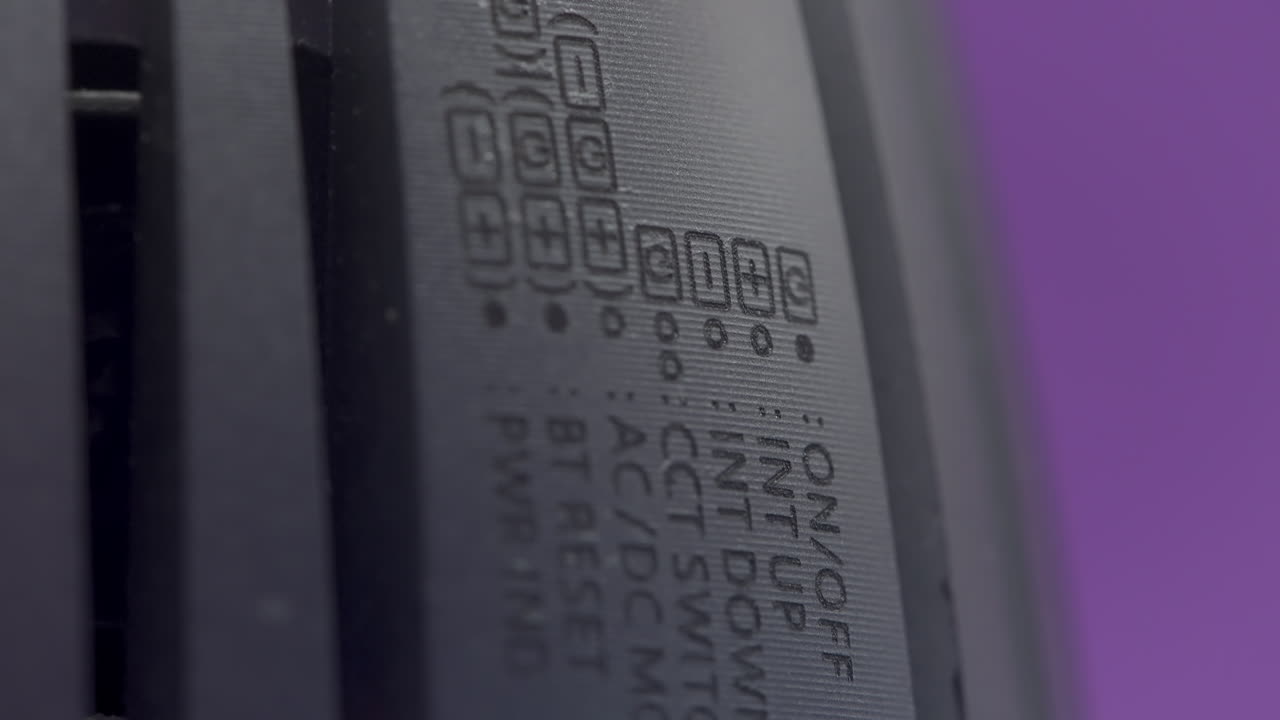 primer plano de un dispositivo con botones de encendido y apagado y de arriba y abajo.