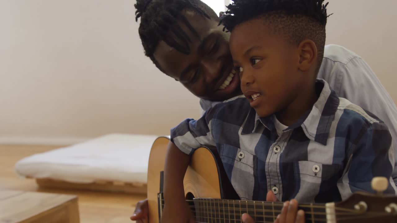 padre e hijo en casa