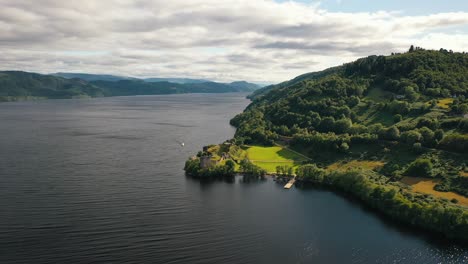 Vistas-Aéreas-Del-Castillo-De-Urquhart-En-El-Lago-Ness,-Inverness,-Tierras-Altas-De-Escocia.