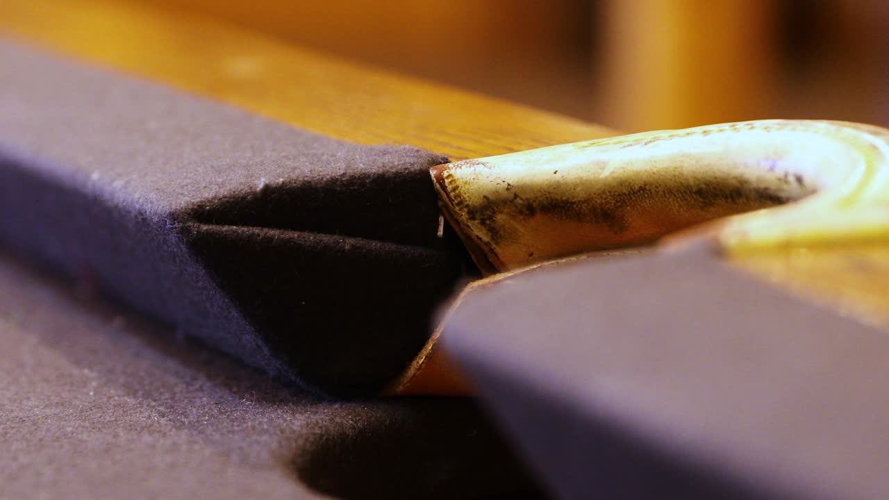 플레이어는 당구대의 측면 포켓에 공을 쏴