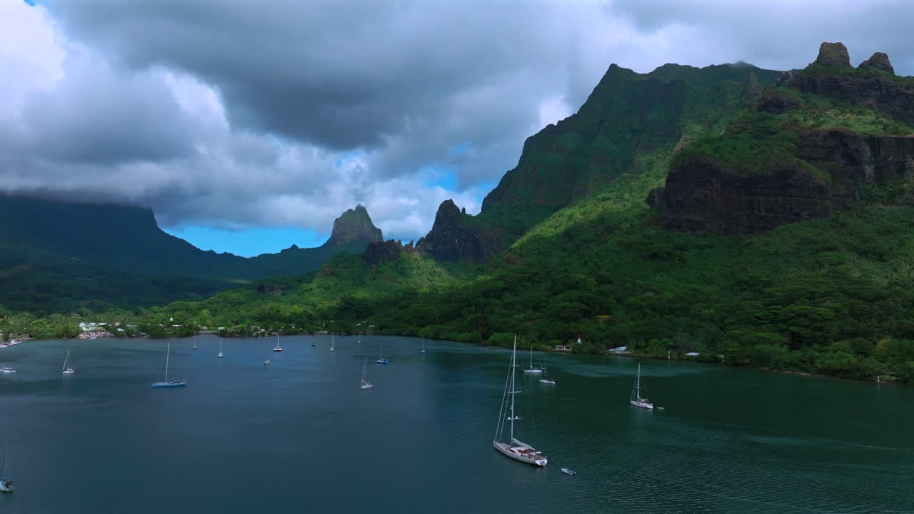 Đảo nhiệt đới Nam Thái Bình Dương Moorea, Bora Bora, Polynesia thuộc Pháp, nhìn từ trên cao bằng drone, Bãi biển công cộng Vịnh Opunohu, đầm phá màu ngọc lam sáng, du thuyền, thuyền máy, thuyền buồm, đỉnh núi Rotu lởm chởm, xanh tươi ở phía sau