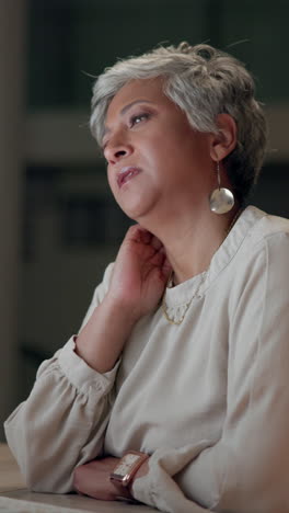 retrato en primer plano de una mujer de cabello gris mirando hacia arriba con una expresión triste