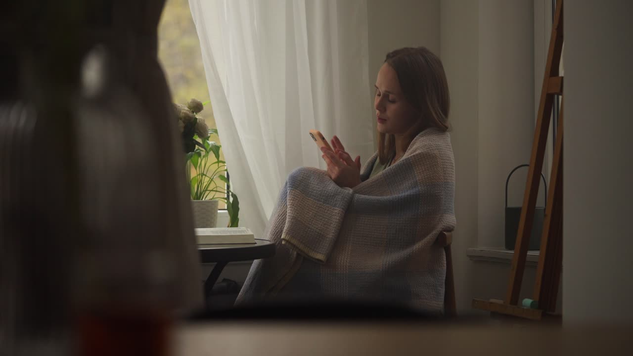 Donna che si rilassa a casa con il telefono