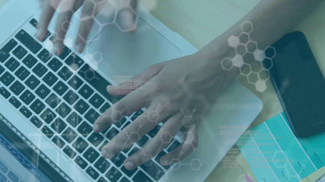 animación de lenguaje informático y hexágonos, vista aérea de manos recortadas usando una computadora portátil