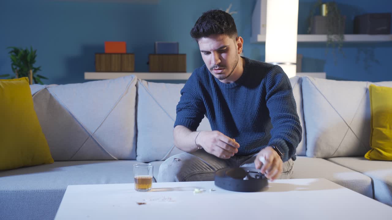 슬픈 약물 중독자 남자가 마약을 마시고 울고 있습니다.