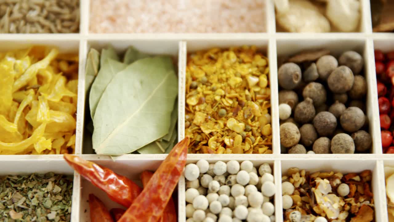 4k 트레이 에 있는 다양한 향신료