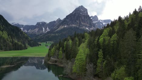klöntalersee glarus canton en suiza lago con una impresionante vista de fondo de montaña desde un avión no tripulado