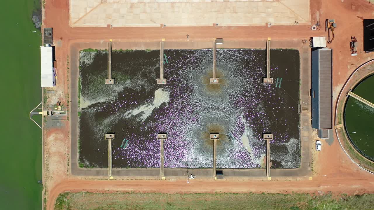vista aérea de la estación de tratamiento de limpieza de alcantarillado de agua. gran paisaje. planta de tratamiento de aguas residuales. limpeza de alcantarillas. estación de alcantarilla de agua. paisaje panorámico de aguas residuais. planta de tratamento de aguas residuals.