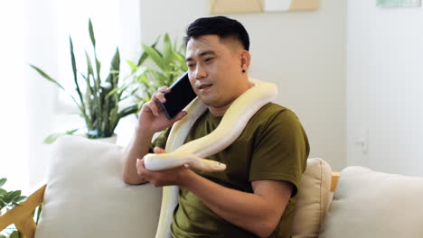 hombre con serpiente hablando por teléfono