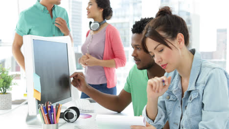 diseñador creativo que trabaja en equipo