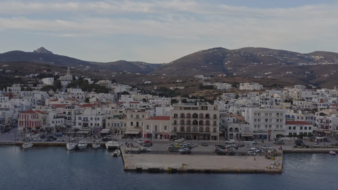 Aereo - Panoramica della città di Tinos dal basso verso l'alto