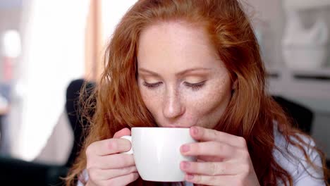 mujer joven bebiendo café en una cafetería