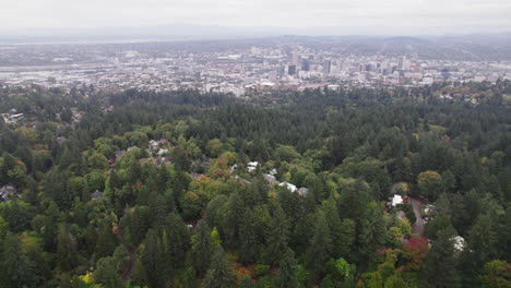 Toma-Aérea-De-La-Ciudad-De-Portland-Desde-Arriba-Hoyt-Arboretum