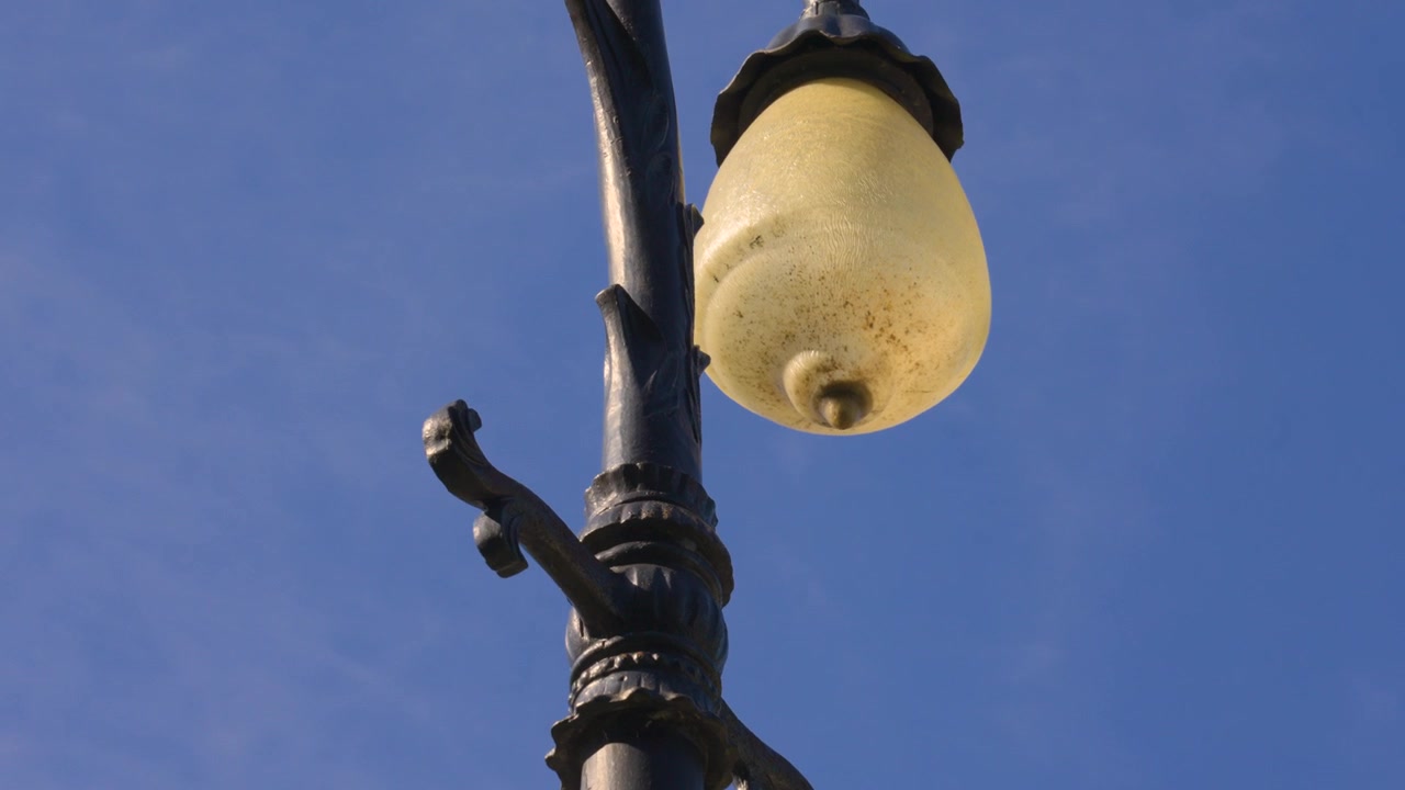 Giro lento alrededor de la farola ornamental en el centro de Muskegon, MI