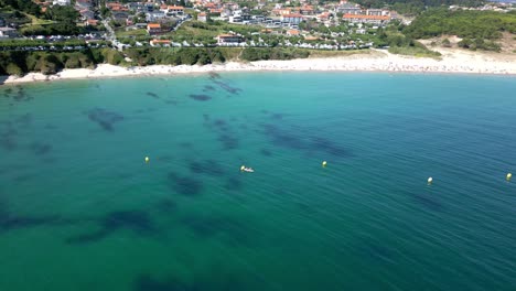 Friedliches-Jademeer-Mit-Klarem-Wasser-Im-Strandhotel-Und-Häusern,-Luftaufnahmen