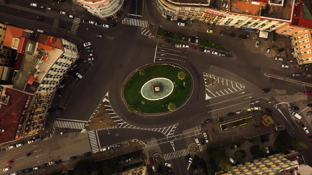 이탈리아의 골든 아워 동안 나폴리 시의 순환도로의 교통을 보여주는 위아래 사진 - 상승하는 비행