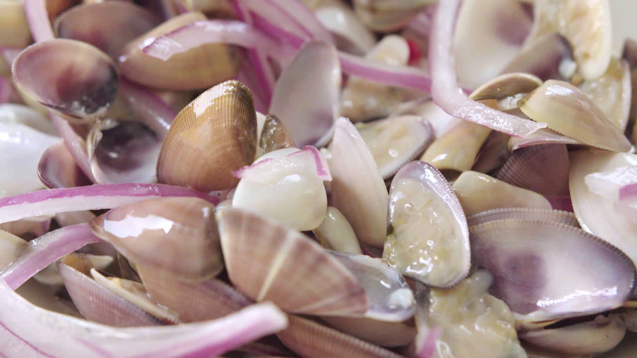 Plano detalle de ceviche de conchas o palabritas con cebolla, un plato del norte de Per?