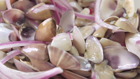 Nahaufnahme-Von-Ceviche-De-Conchas-Oder-Kleinen-Worten-Mit-Zwiebeln,-Einem-Gericht-Aus-Nordperu