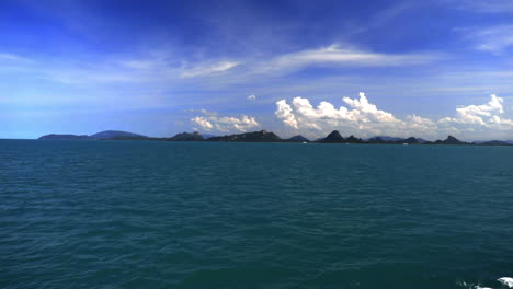 Blick-Auf-Das-Meer,-Die-Insel-Und-Den-Himmel-Vom-Meer-Aus