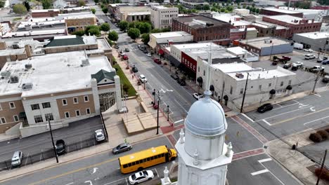 Luftstoß-Am-Kreuz-über-Der-Ersten-Baptistenkirche-In-Lenoir,-North-Carolina,-Vorbei