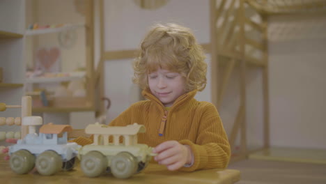 niño jugando con juguete ecológico