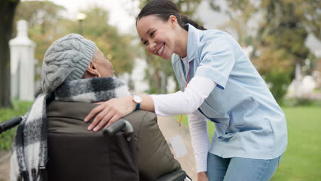 Krankenschwester,-Glücklich-Und-Park-Mit-Alter-Frau