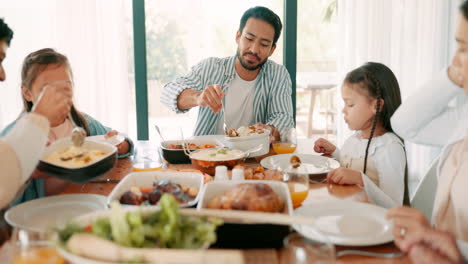 Niños,-Padres-Y-Abuelos-En-Acción-De-Gracias