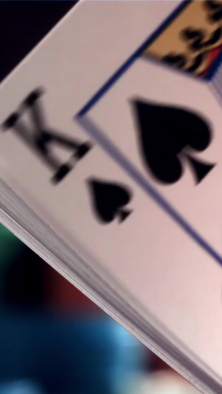 Primo piano di carte da gioco che vengono mescolate e rivelate