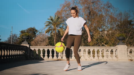 mujer de fútbol caucásica al aire libre.