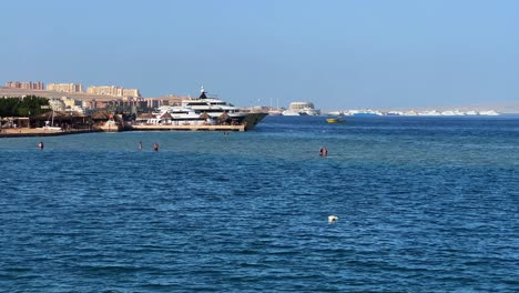 Kristallklares-Türkisfarbenes-Wasser-Des-Roten-Meeres-In-Der-Nähe-Von-Hurghada,-Nahe-Dem-Korallenriff