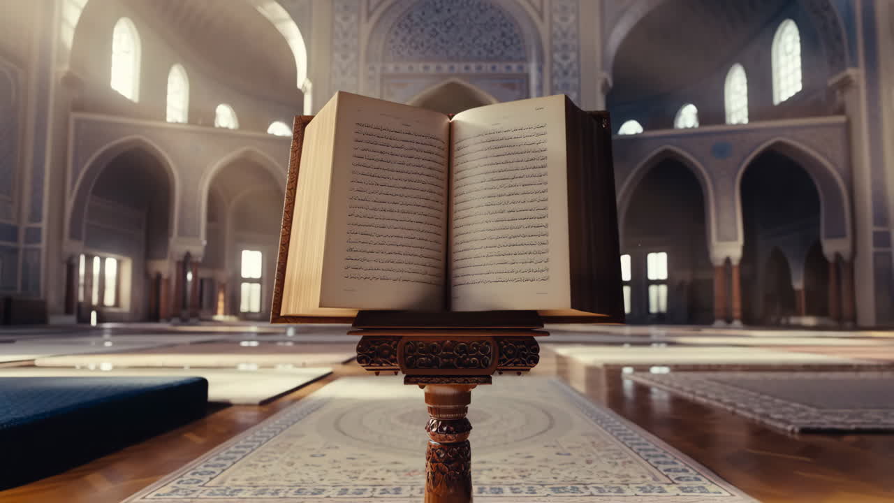 Libro sacro su un leggio all'interno di una grande moschea