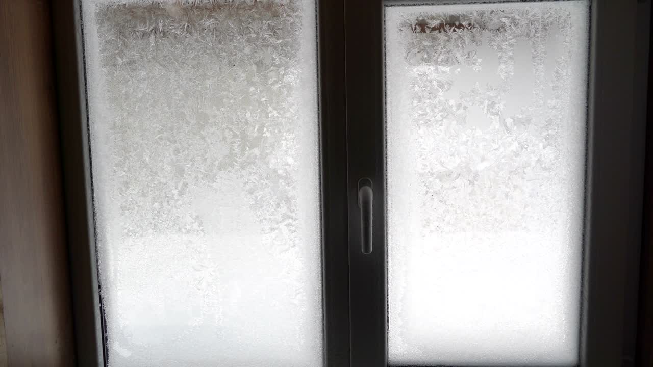 눈과 얼음으로 가득 찬 유리 문