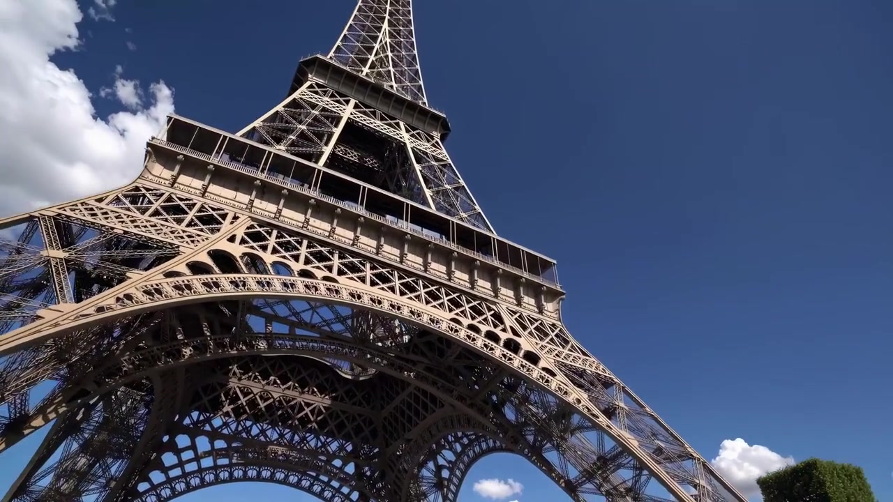 Vista dal basso della Torre Eiffel contro un cielo blu a Parigi