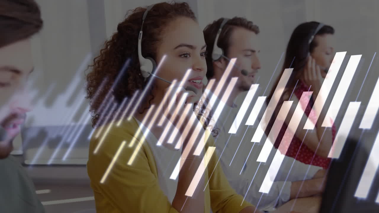 animación del procesamiento de datos sobre diversas personas de negocios que usan auriculares telefónicos