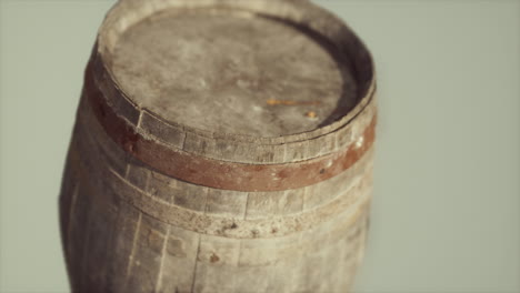 viejo barril de madera oxidado clásico