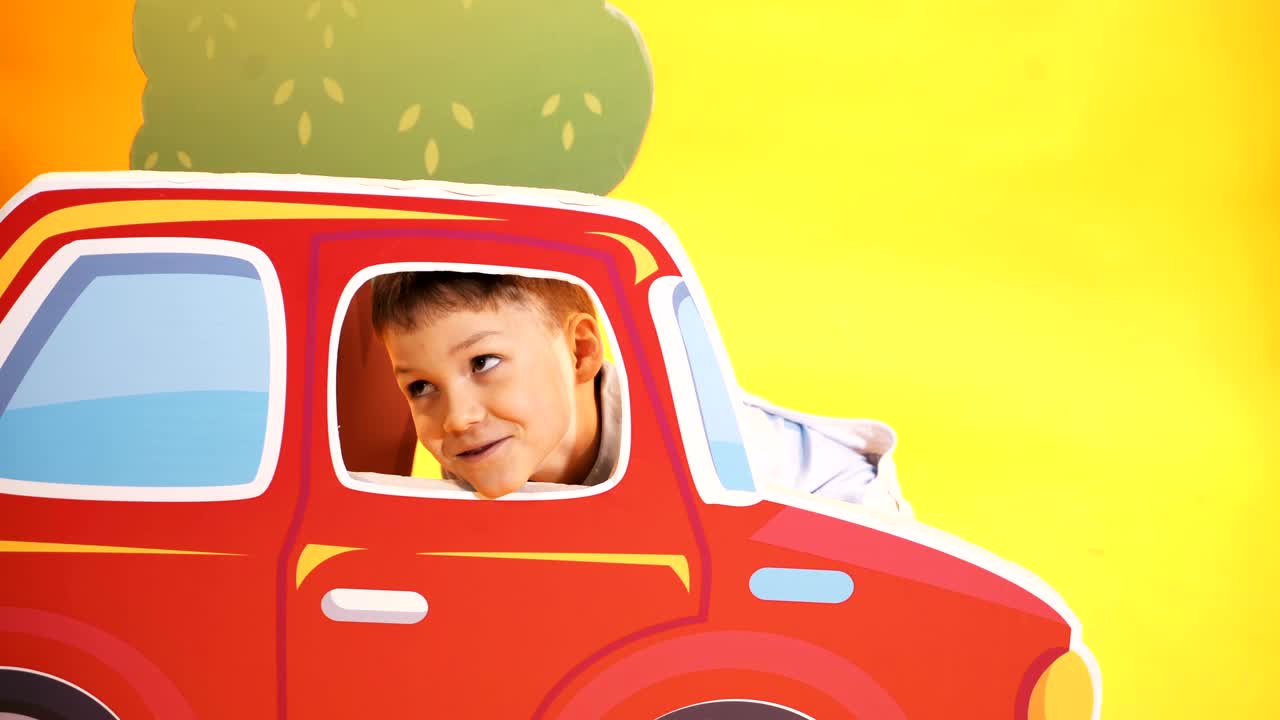 Bambino vivace con un'espressione felice e un sorriso su sfondo giallo.