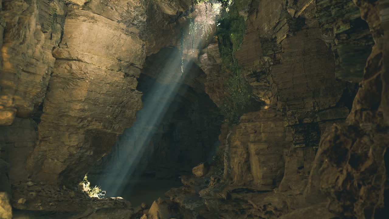 Fotografia dinamica che mette in risalto rocce texturizzate e la luce del sole splendente