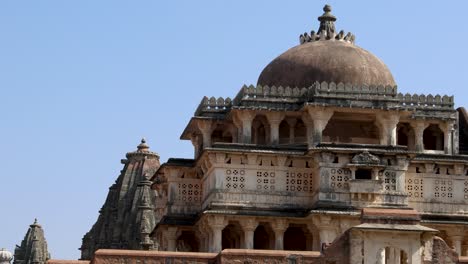 Antike-Tempelkuppel,-Einzigartige-Architektur-Mit-Strahlend-Blauem-Himmel-Am-Morgen.-Das-Video-Wurde-In-Der-Kumbhal-Festung-Kumbhalgarh-In-Rajasthan,-Indien,-Aufgenommen