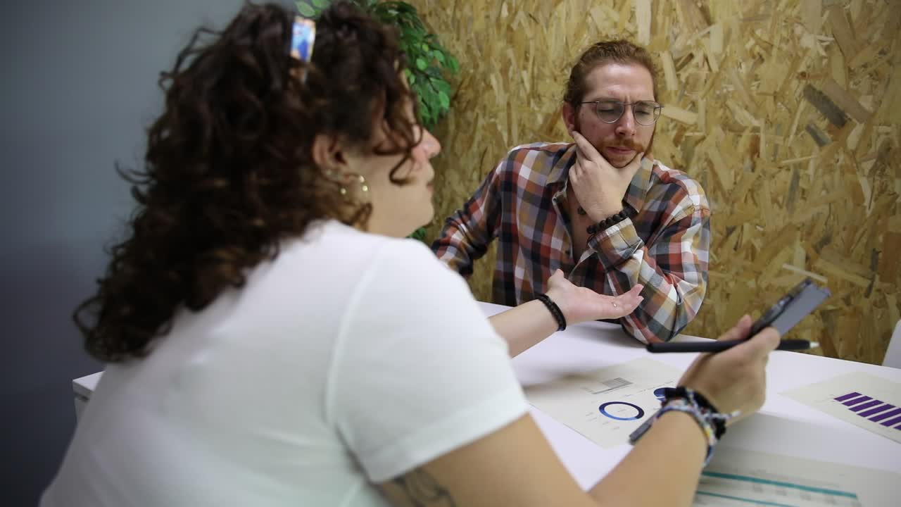 colegas que trabajan en un proyecto utilizando aparatos