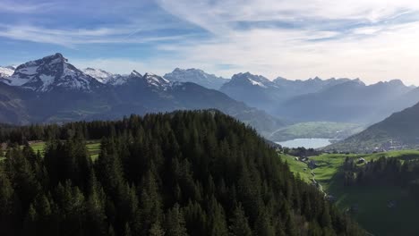 Sereno-Amden-Arvenbüel-Con-Vista-Alpina,-Paso-Elevado-Aéreo-De-Suiza