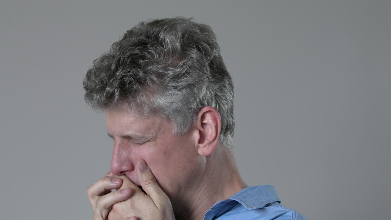 하품을 입에 손을 대고 근접 촬영 남자