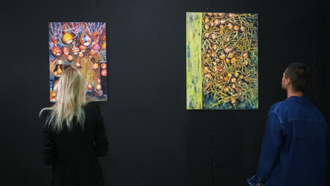 exposición de arte con pinturas de oninones