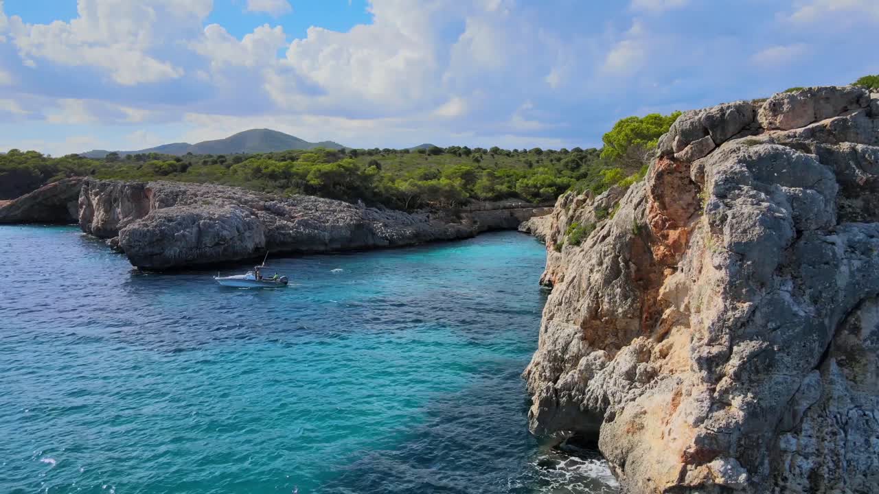 Esplora Cala Varques a Porto Cristo, Maiorca, dove acque cristalline incontrano scogliere aspre. Goditi la bellezza naturale di questo paradiso costiero circondato da una vegetazione lussureggiante.