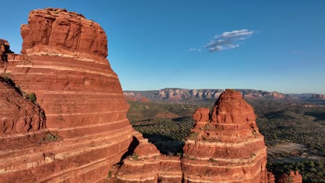 fliegen sie weg am verwitterten roten glockenfelsen in sedona, arizona, usa