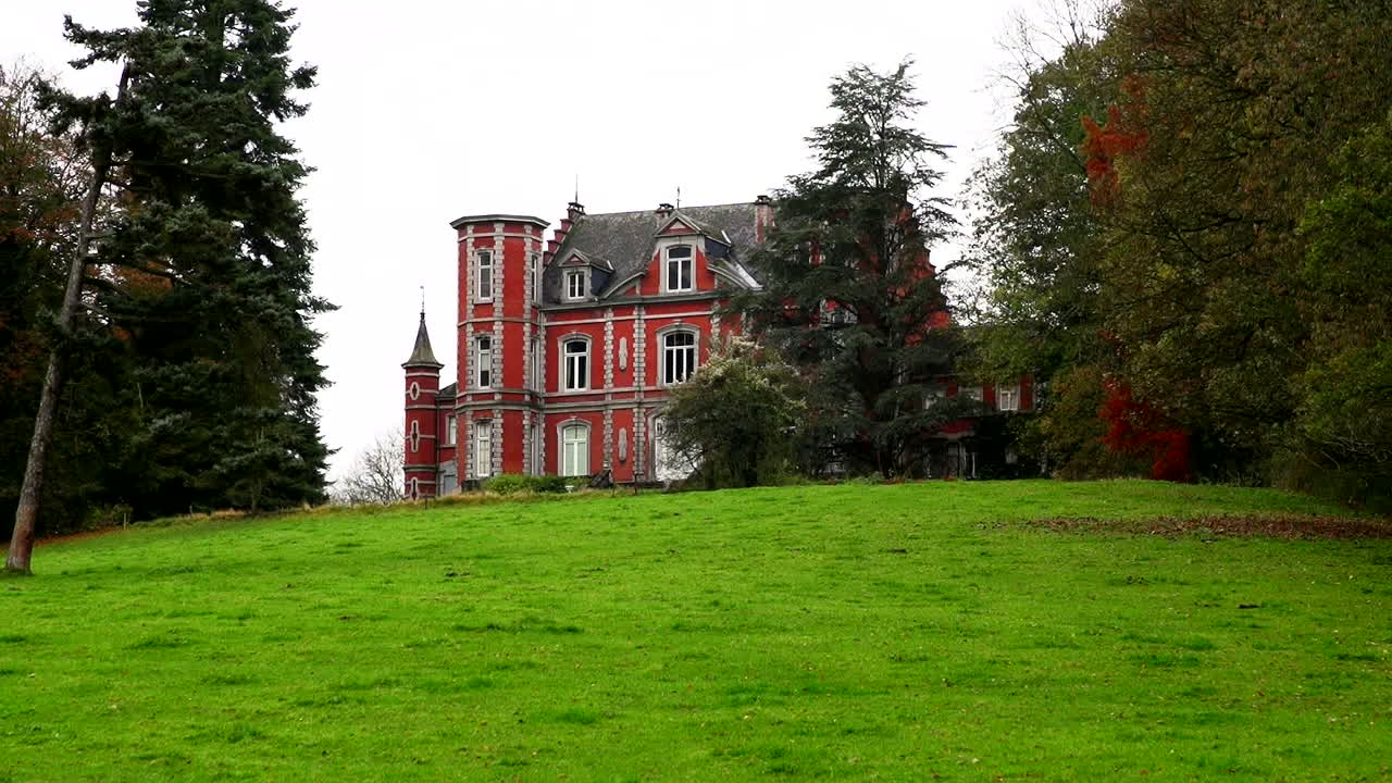 성은 중세 조건에서 방어할 수 있는 독립적인 강화 구조물입니다.