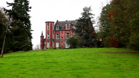 un castillo es una estructura reforzada independiente que podría defenderse en condiciones medievales