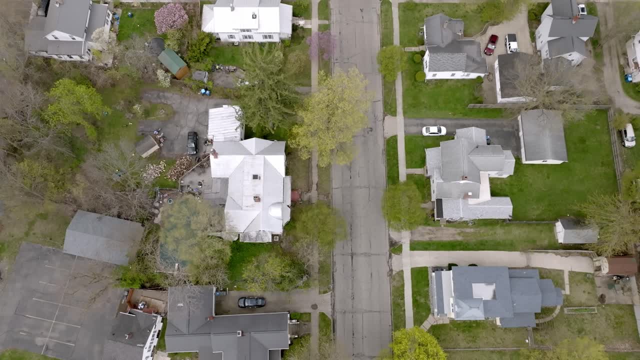 agua fría, barrio de michigan con video de avión no tripulado mirando hacia abajo y moviéndose hacia adelante