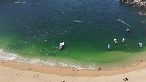 Abgeschiedener-Cacaluta-Strand,-Mit-Dem-Boot-Erreichbar