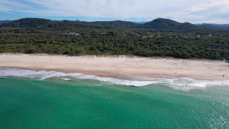 Foamy-Waves-Along-Maggies-Beach-Maggies-Beach,-Cabarita-in-Northern-Rivers,-Tweed-Shire,-Bogangar,-New-South-Wales-Aerial-Pan-Right