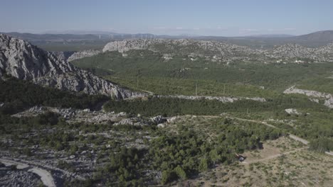 Video-Con-Drones-Sobre-Las-Montañas-De-La-Riviera-De-Makarska-En-Croacia-Con-Molinos-De-Viento-De-Energía-Eólica-En-El-Fondo